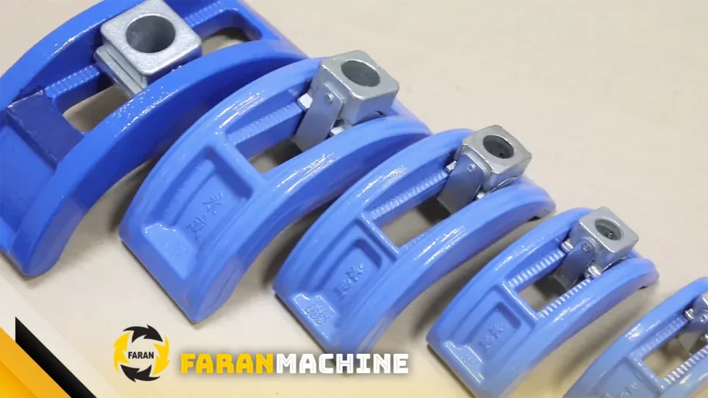 نمای نزدیک از گیره دستگاه تزریق پلاستیک