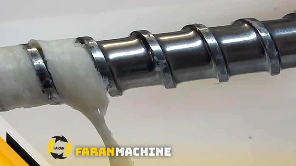 ماردون دستگاه تزریق پلاستیک در حال چک کردن سلامت و عملکرد صحیح