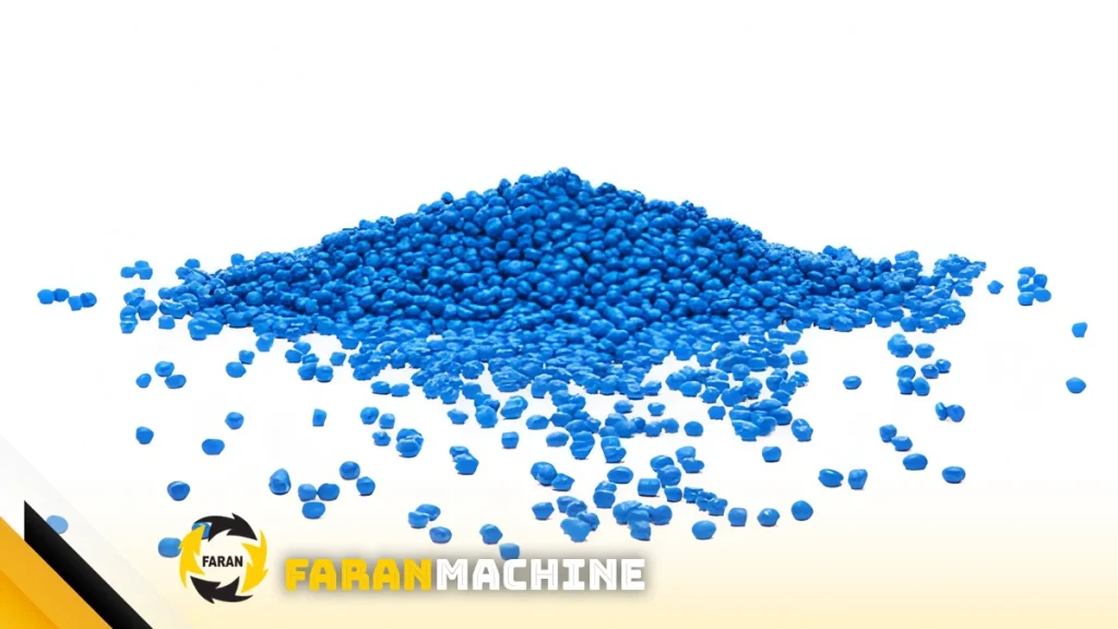 نمای نزدیک از گرانول‌های پلیمری مورد استفاده در تزریق پلاستیک